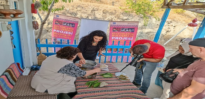 Fotoğrafçılar, kiraz yaprağı köftesinin yapım aşamalarını fotoğrafladılar.