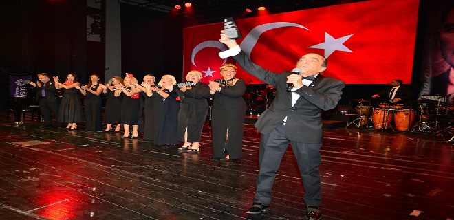 FAHİR ATAKOĞLU YÖNETTİ  BUSADER KOROSU SÖYLEDİ