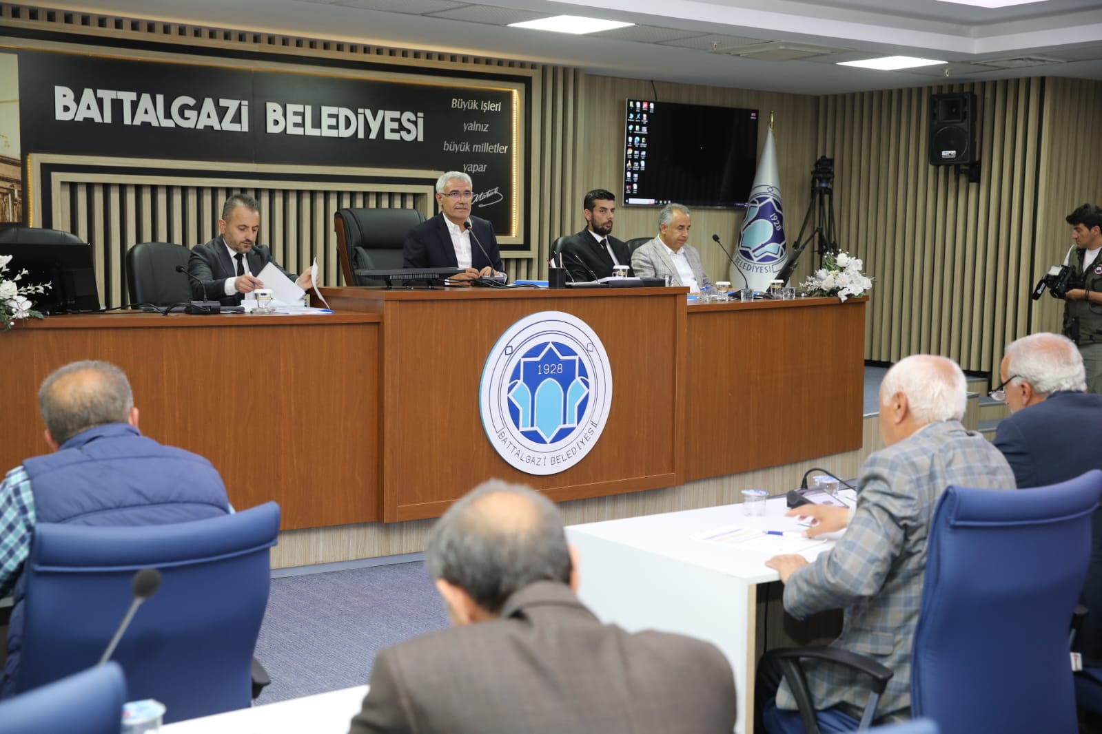 BAŞKAN GÜDER’İN TALİMATIYLA ESNAFA KİRA DESTEĞİ