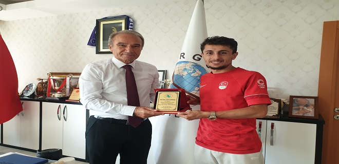 Milli Atletimiz Salih Korkmaz'ı belediyemizde misafir ettik.