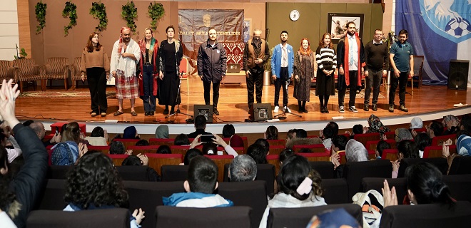 EBB ŞEHİR TİYATROSU’NUN OYUNU ‘DEVAMSIZ İŞLER’ TURNEDE DE İLGİ ODAĞI OLDU