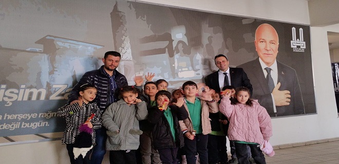 Öğrencilerden Hayır Çarşısı'na Gıda Bağışı