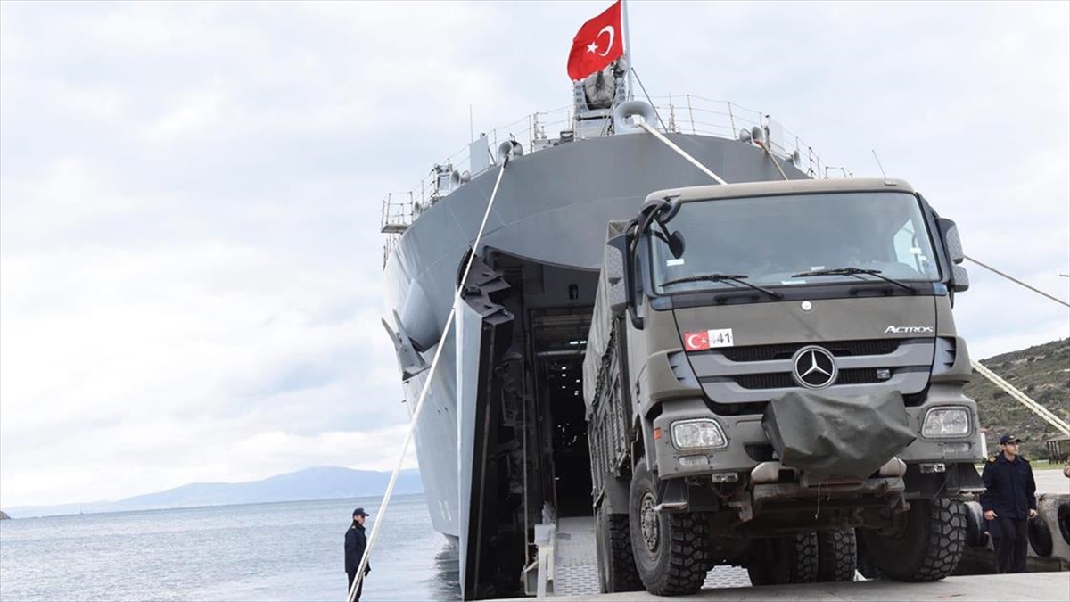 Gemilerle deprem bölgesine iş makineleri gönderildi
