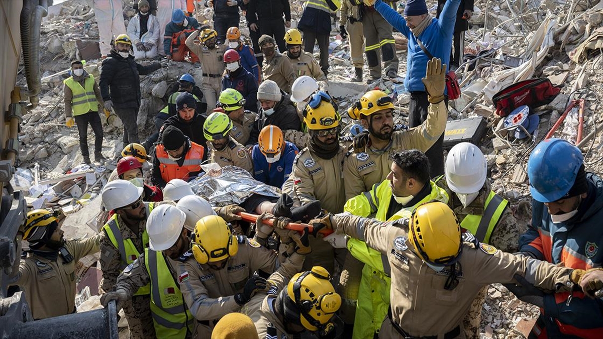 Hatay'da depremin 176. saatinde bir kadın enkazdan sağ çıkarıldı