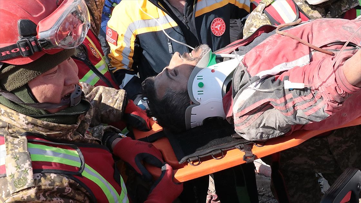 Hatay'da enkaz altında kalan biri çocuk 3 kişi depremin 296. saatinde kurtarıldı