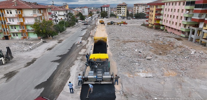 vatandaşların mağduriyet yaşamaması için geçici olarak asfalt ile kaplıyor.