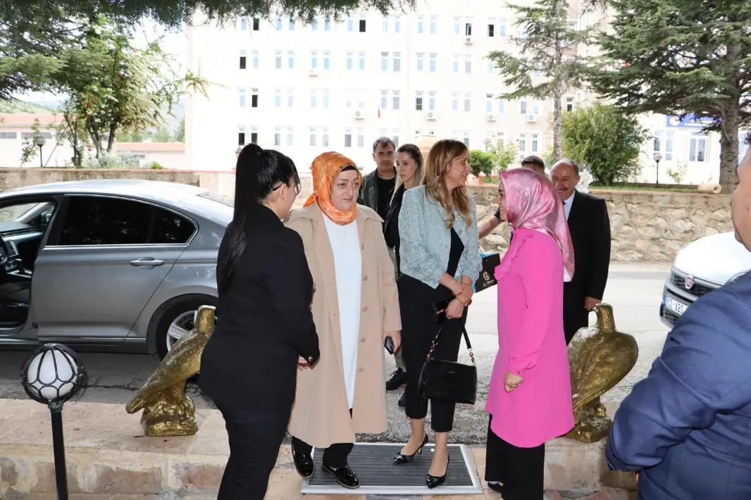 Hanımefendi Hanife Yazıcı’dan İl Jandarma Komutanlığında Görev Yapan Şehit Kızına Ziyaret
