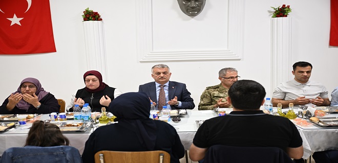 Vali Ersin Yazıcı Şehit Aileleri ve Gazilerle İftar Yemeğinde Buluşt