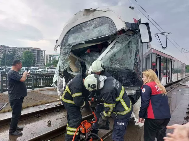 Samsun'da feci kaza! İki tramvay kafa kafaya çarpıştı
