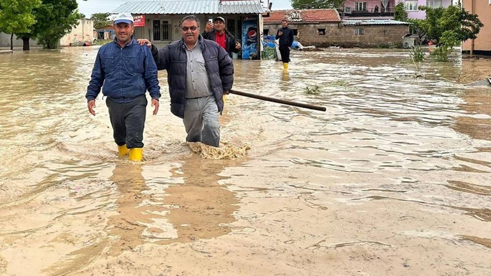 Konya'da sağanak nedeniyle bazı ev ve iş yerlerini su bastı