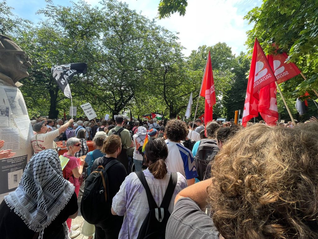 Münster’de 2000 Anti Faşist Karşı Mitinge Katıldı