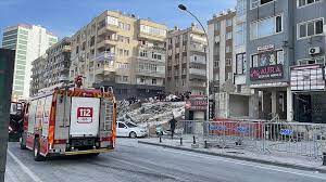 Şanlıurfa'da 6 katlı bina yıkıldı