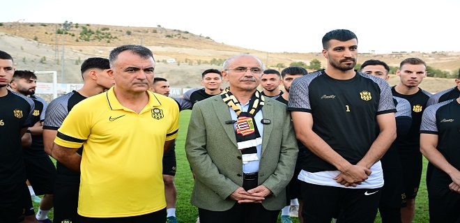 Yeni Malatyasporlu teknik heyet ve sporcularla bir araya gelen Başkan Er,