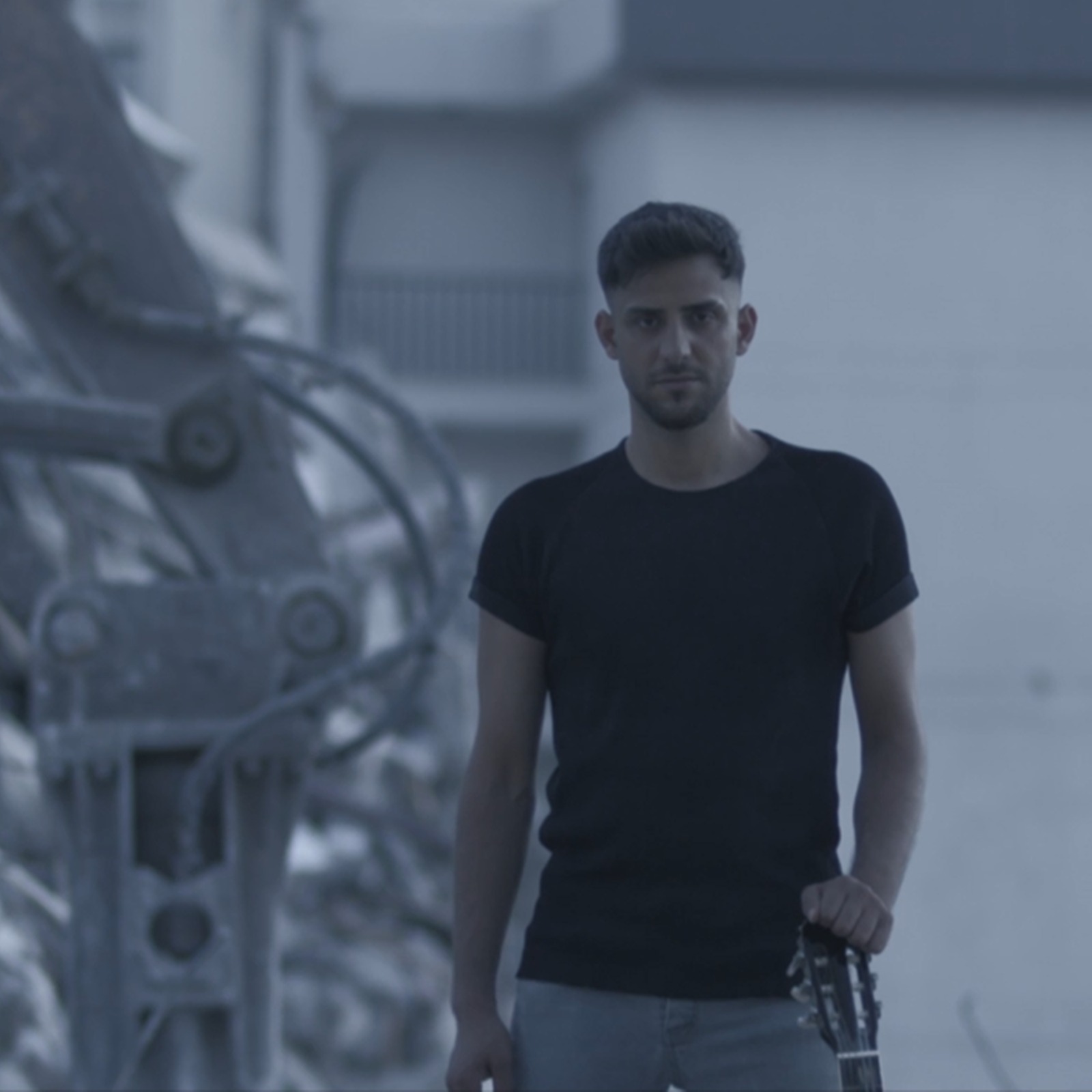 DEPREMDE YAKINLARINI KAYBETMİŞ BİR SOKAK MÜZİSYENİN YENİDEN HAYATA TUTUNUŞU.