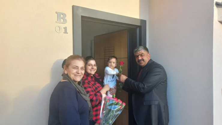 CHP’lİ Battalgazi Belediye Başkanı Adayı Karakuş 8 Mart Dünya Kadınlar günü nedeniyle karanfil dağıttı. 