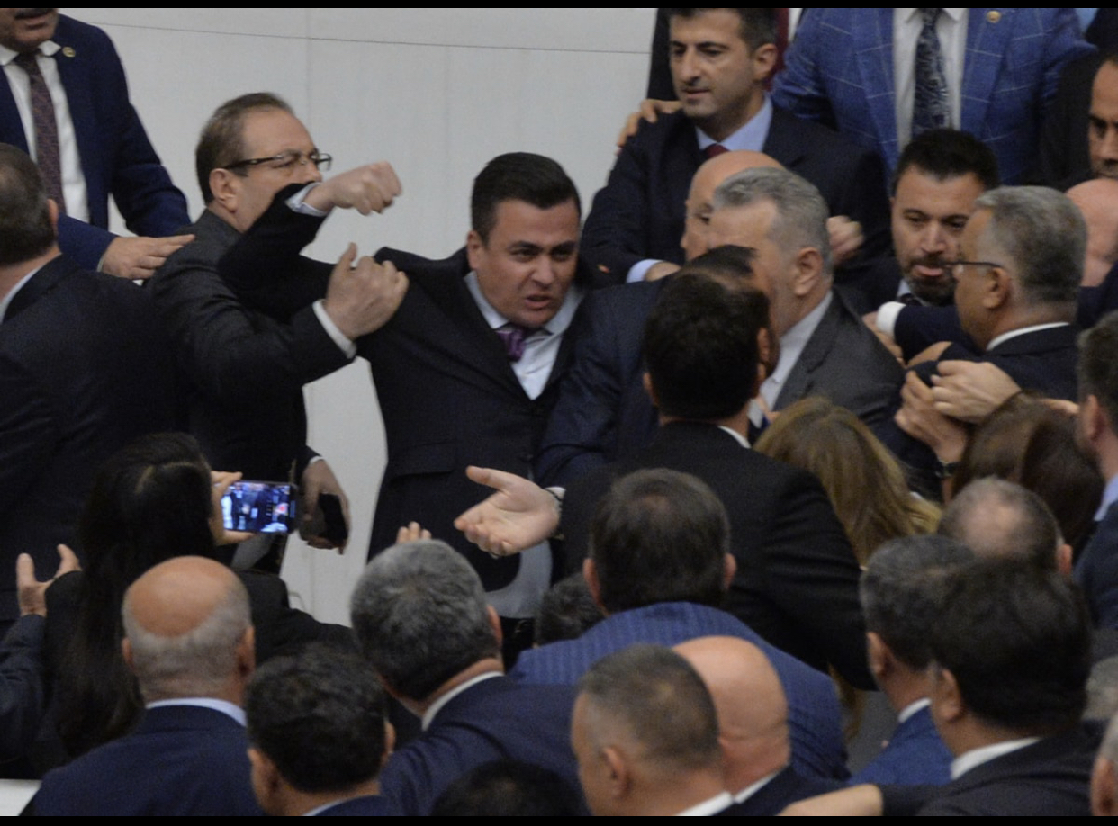 AKP'li Osman Gökçek DEM Partili Ferit Şenyaşar'a tekme attı.