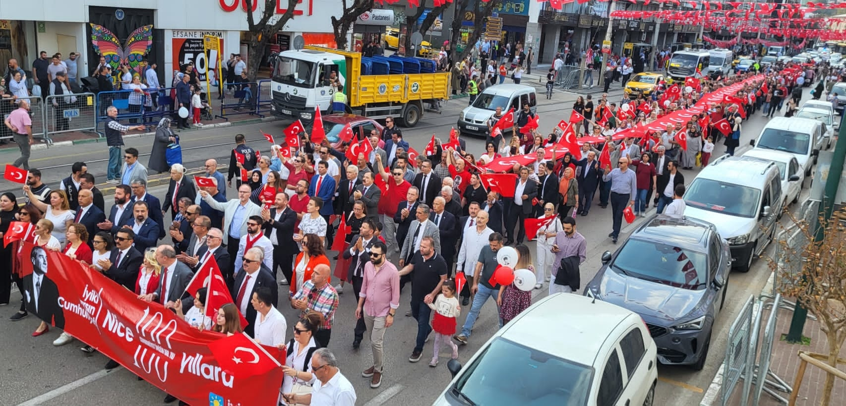İYİ PARTİ’DEN 100 METRELİK BAYRAKLA GÖRKEMLİ KUTLAMA