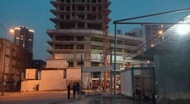 İzmir'de vinç devrildi! 