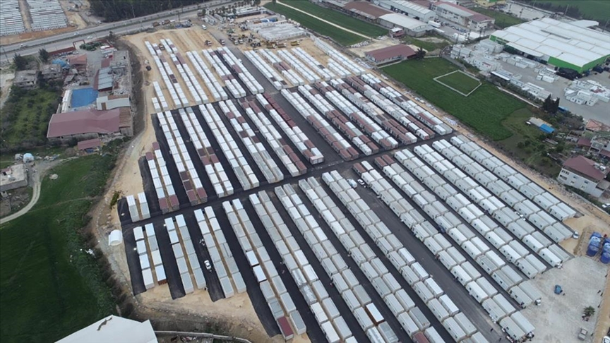 Depremin yaşandığı kentlerde kurulan çadırlarda 
