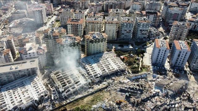 Rönesans Rezidans'ın enkazı kaldırıldı, üsteğmen ve eşine ulaşılamadı