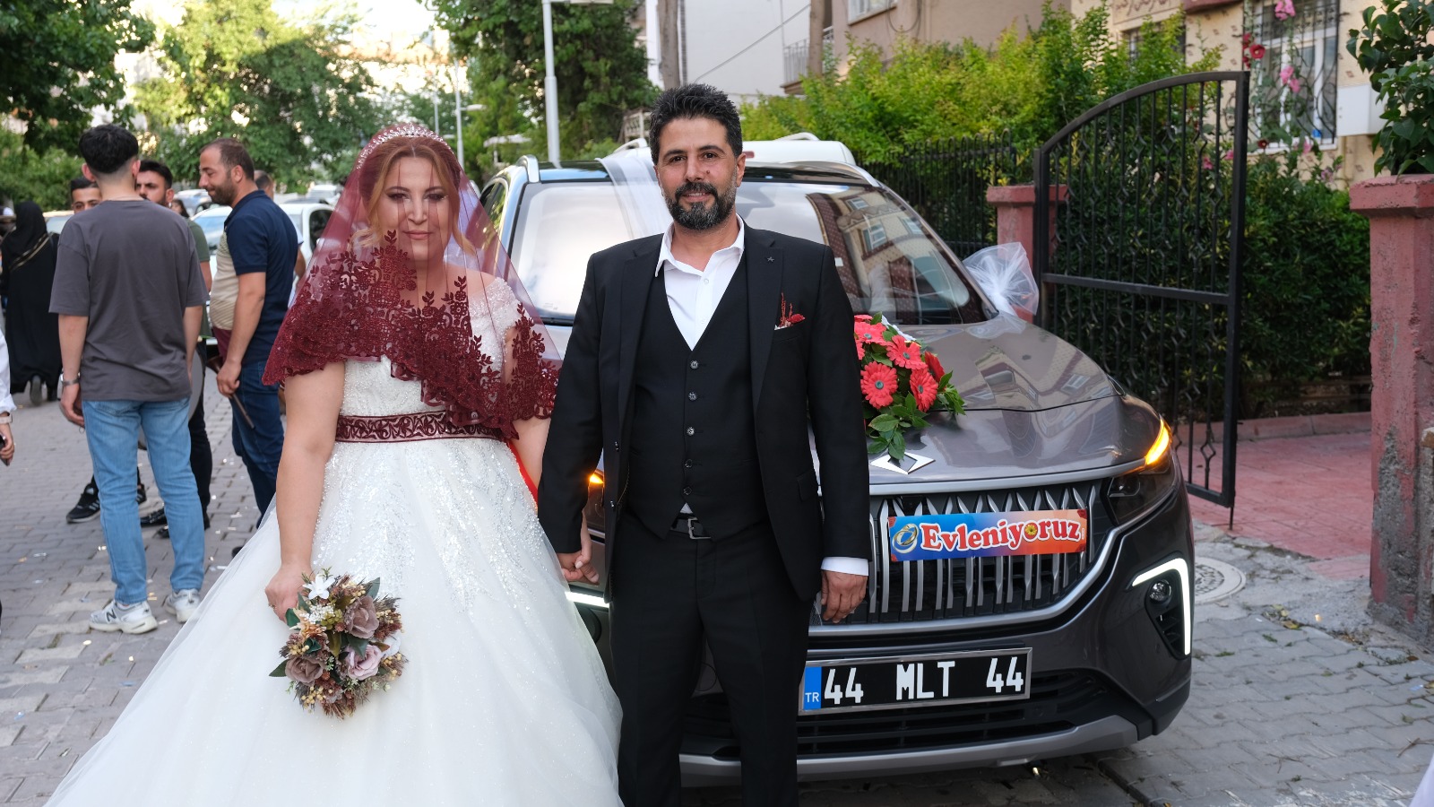 (TOGG) aracı, Malatya’da gelin arabası oldu.