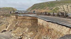 Şanlıurfa'nın Bozova ve Hilvan ilçelerini bağlayan yolda sel nedeniyle çökme